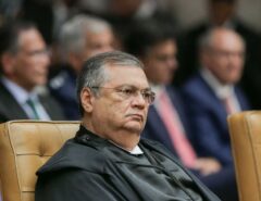 Dino suspende quebra de sigilo de Lulinha na CPMI do INSS e desgasta o STF ainda mais