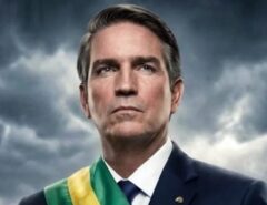 Ator americano que interpreta Bolsonaro faz “alerta” sobre eleições