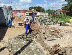 Obras de pavimentação e implantação de calçadas avançam no Lot. Santa Rosa e nos Guarapes